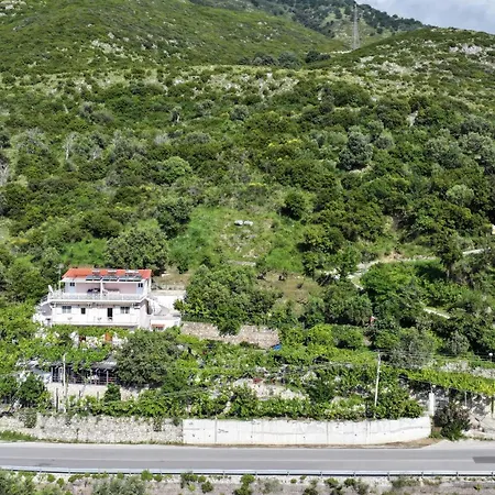 Δωμάτια σε οικογενειακή κατοικία Arthur's 4apartments Borsh